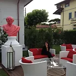Mondial & Szálloda Marina di Pietrasanta