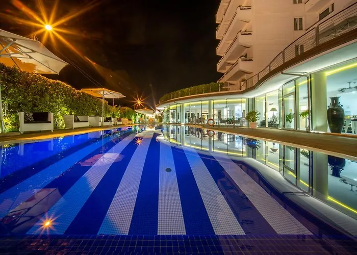 Mondial & 호텔 마리아나디피에트라산타